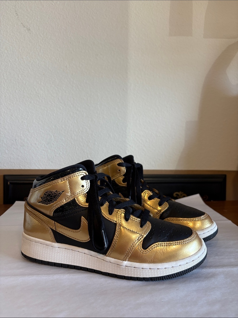 Nike Air Jordan 1 Mid SE Metallic Gold Black sneakers  SIZE 5 youth